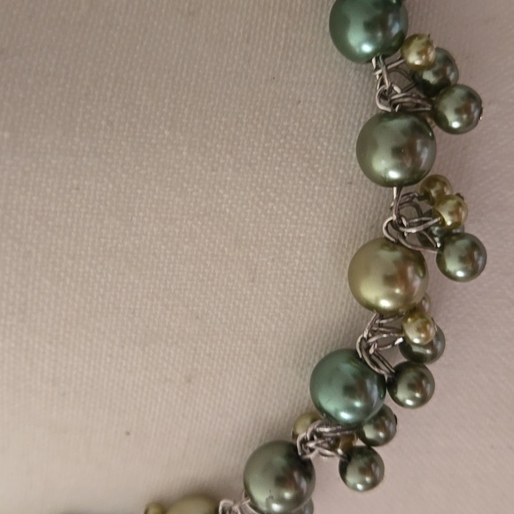 Chic Green Faux Pearl Cluster Statement Necklace - Picture 5 of 11